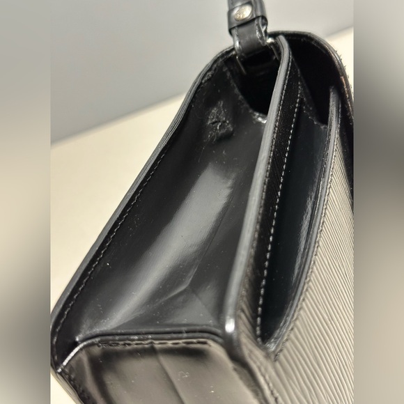 Louis Vuitton Pochette Serie Dragonne Epi Black - Picture 6 of 16